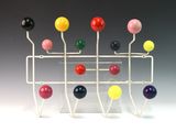 une image représentant un présentoir de balles colorées sur un support
