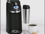 La cafetière se trouve à côté d'une tasse de café sur la table.