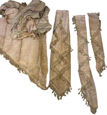 plusieurs morceaux de tissu sont disposés sur une surface blanche