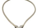 une image représentant un collier orné de deux perles en argent sur fond blanc