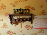 une pièce comportant un mur tapissé et une table avec une chaise