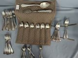 Il y a beaucoup de cuillères et de fourchettes dans ce coffret