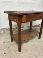 Bureau en bois mouluré ouvrant à un tiroir en ceinture, tabl… (photo 3)