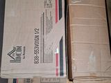 de nombreux cartons empilés sur le sol