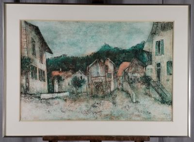 une photo d'un tableau représentant un village, posé sur un chevalet