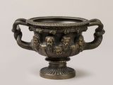 une image représentant un vase en bronze orné de deux lions