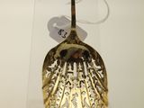 une cuillère en or exposée dans une vitrine