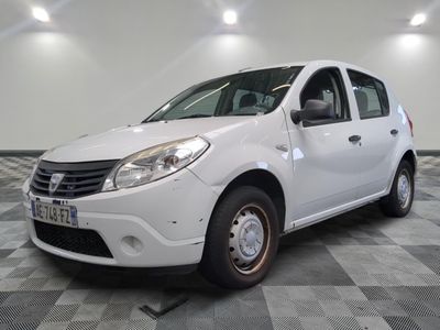 la photo d'une petite voiture blanche garée dans une pièce