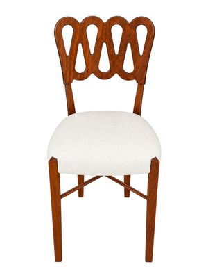 une chaise en bois avec une assise et un dossier rembourrés de blanc