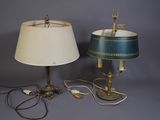 une paire de lampes posées sur une table, l'une avec un abat-jour bleu et l'autre avec un abat-jour blanc