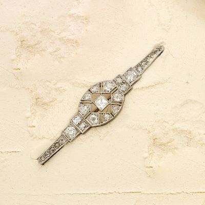 Broche barrette en platine (850e) et or 18k (750e), centrée …