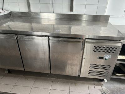 un comptoir en acier inoxydable dans une cuisine commerciale