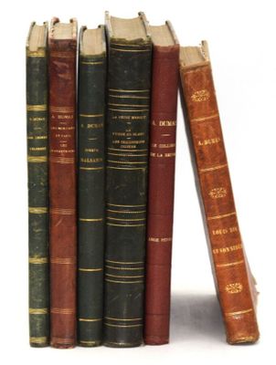 plusieurs vieux livres sont empilés sur une surface blanche