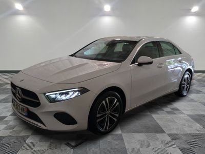 La Mercedes CLA est garée sur un sol en carrelage à damier.