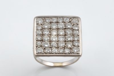 gros plan d'une bague en diamant sur une surface blanche