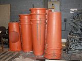 de nombreux vases orange posés sur une table dans une pièce