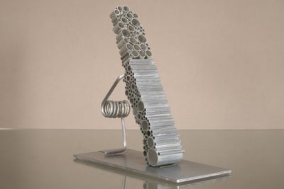 une sculpture en métal posée sur une table