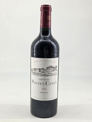la bouteille de vin rouge est posée sur la table