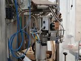une machine qui travaille sur une pièce de bois