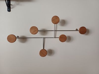 une photo d'un porte-manteau mural en bois et en métal