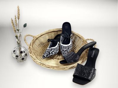 un panier sur lequel est posée une paire de chaussures, à côté d'un vase rempli de fleurs