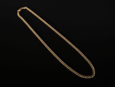 un collier en or avec une chaîne sur fond noir