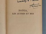 un livre ouvert avec une écriture manuscrite posé sur une table