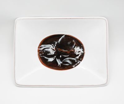 une assiette blanche sur laquelle figure une image en noir et blanc