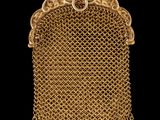 un sac à main en maille dorée, muni d'une chaîne