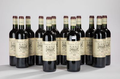 six bouteilles de vin sont alignées sur une table