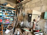 une photo d'un garage encombré d'objets et d'outils