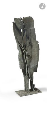 une statue représentant un homme tenant un bâton à la main