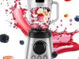 un mixeur contenant des fruits et des baies, sur fond blanc