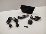 une photo montrant un sèche-cheveux et d'autres objets posés sur une table