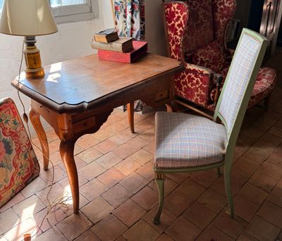 une table, une chaise et une lampe dans une pièce