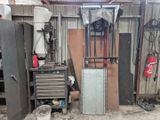 un garage rempli d'outils