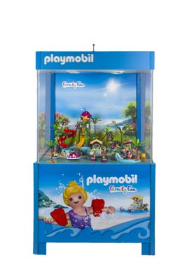 deux figurines Playmobil dans une vitrine