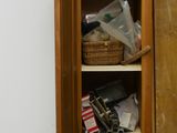 un grand meuble en bois dans le coin d'une pièce