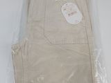l'arrière d'un pantalon beige muni d'une étiquette
