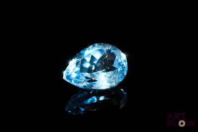 gros plan d'un diamant bleu sur une surface noire
