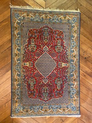 un tapis rouge et bleu sur un plancher en bois