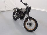 une moto garée à l'intérieur d'une tente