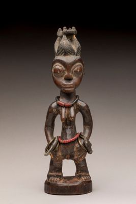 l'image d'une statue d'un homme avec un chapeau sur la tête
