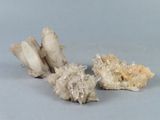 deux morceaux de quartz sur un fond bleu
