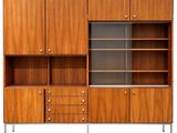 une photo d'une armoire en bois avec des étagères et des tiroirs