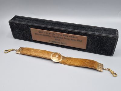 une photo d'un bracelet en bois muni d'un fermoir en or