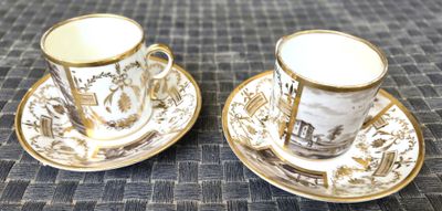 deux tasses et soucoupes posées sur une table