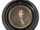 portrait d'un jeune homme dans un cadre noir à bordure dorée