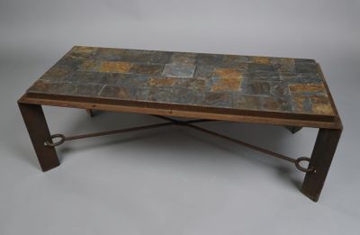 table basse rustique en ardoise avec des pieds en fer