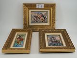 trois tableaux représentant des oiseaux et des fleurs, dans des cadres dorés